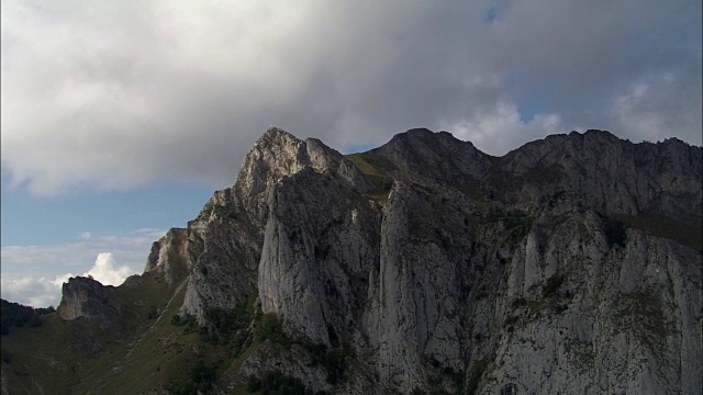 高山俯瞰Fronsac -鸟瞰图- Midi-Pyrénées，上加隆，圣高登区，法国视频素材