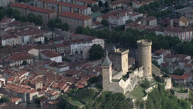 Foix城堡-鸟瞰图- midi - pyrenees, ariege，巴黎Foix视频素材