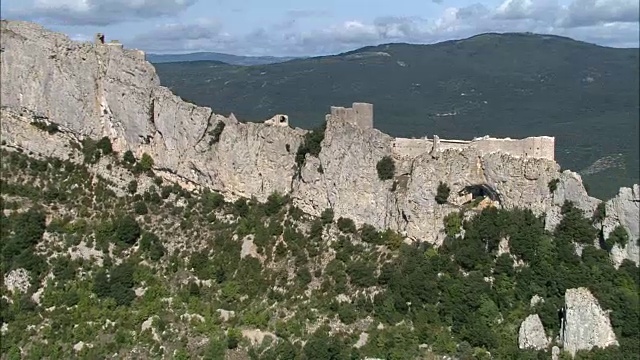 Peyrepertuse城堡鸟瞰图-朗格多克鲁西永，法国视频素材