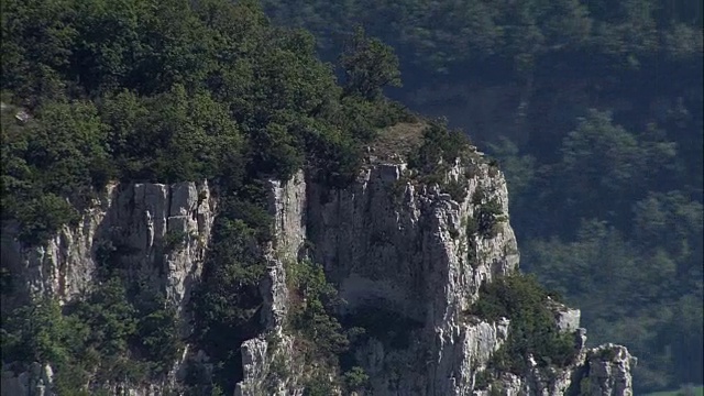 悬崖边缘-鸟瞰图- Midi-Pyrénées，埃维隆，米洛区，法国视频素材