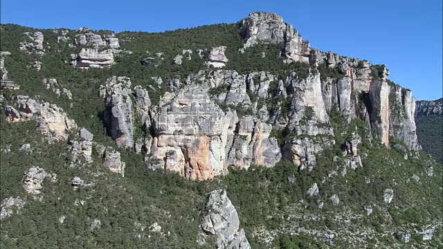 在峡谷中蜿蜒的高岩石杜塔恩-鸟瞰图- Midi-Pyrénées，阿维隆，米洛区，法国视频素材