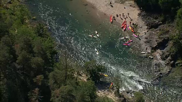 峡谷杜塔恩和独木舟-鸟瞰图- Midi-Pyrénées，埃维隆，区米洛，法国视频素材