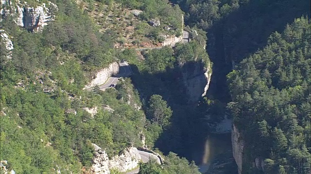 在杜塔恩峡谷的岩石露头上-鸟瞰图-朗格多克鲁西永，Lozère，弗洛拉克区，法国视频素材