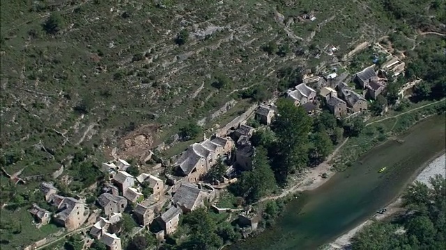 半。Hauterives和Chateau De La Caze -鸟瞰图-朗格多克鲁西永，Lozère, Florac区，法国视频素材