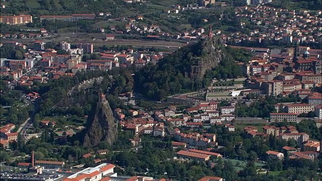 Le Puy和Saint Michel d ' aiguilhe On Rock - Aerial View - Auvergne, Haute-Loire, district du Puy, France视频素材