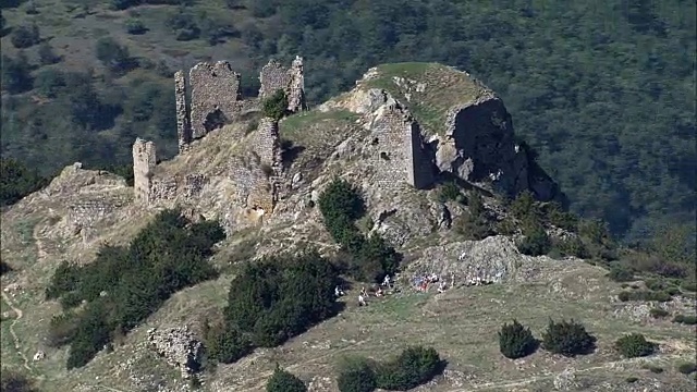 古皮埃尔城堡废墟-鸟瞰图- Rhône-Alpes, Ardèche，法国普里瓦斯区视频素材