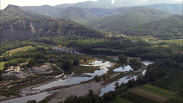 阿尔代什的新旧桥梁-鸟瞰图- Rhône-Alpes, Ardèche，法国视频素材