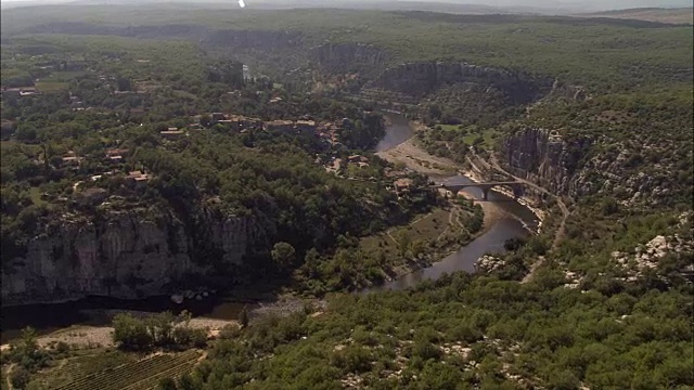 Ardeche台和河——Aerial景Rhône-Alpesè艾切,法国视频素材