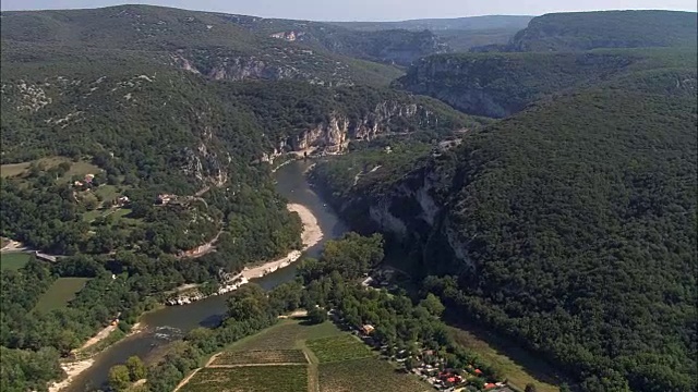 Ardeche河靠近vallon - pont - d ' arc - Aerial View - rhone - alpes, Ardeche, argentiere区，法国视频素材