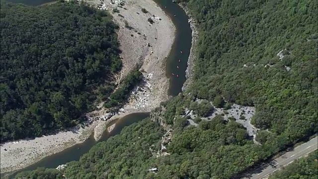 独木舟在阿尔代什峡谷的急流-鸟瞰图- Rhône-Alpes, Ardèche，法国视频素材