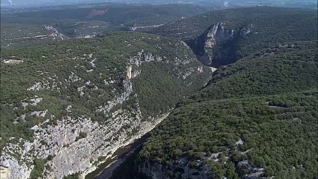 俯瞰阿尔代什峡谷-鸟瞰图-朗格多克-鲁西永，加德，Nîmes区，法国视频素材