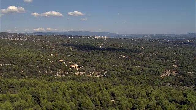 飞越玛奎斯景观以西的Gordes -鸟瞰图- Provence-Alpes-Côte d'Azur，沃克吕兹，区阿维尼翁，法国视频素材