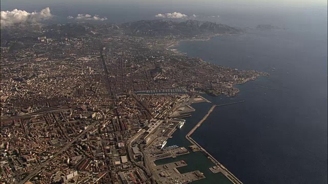 高中Overhead马赛——Aerial景Provence-Alpes-Cô调遣d 'Azur Bouches-du-Rhô一幅画,是德马赛,法国视频素材