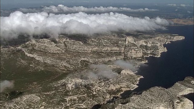 卡西斯海岸上空-鸟瞰图- Provence-Alpes-Côte d'Azur, Bouches-du-Rhône，法国马赛区视频素材