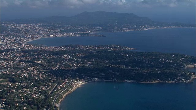 海岸线和滨海sanary -鸟瞰图- Provence-Alpes-Côte d'Azur，法国视频素材