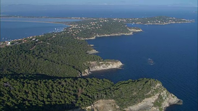 Giens Peninsula——Aerial景Provence-Alpes-Cô调遣d 'Azur Var,自由法国土伦德视频素材