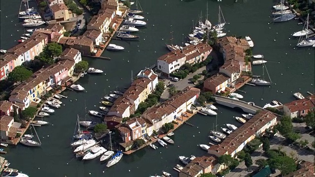 Grimaud港——Aerial景Provence-Alpes-Cô调遣d 'Azur Var,法国视频素材