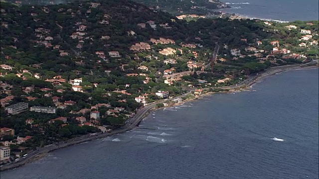 沿着圣马克西姆海岸线的航拍- Provence-Alpes-Côte d'Azur, Var，法国视频素材