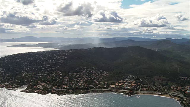 里斯公寓Covering Point的Issambres——Aerial景Provence-Alpes-Cô调遣d 'Azur Var,法国视频素材