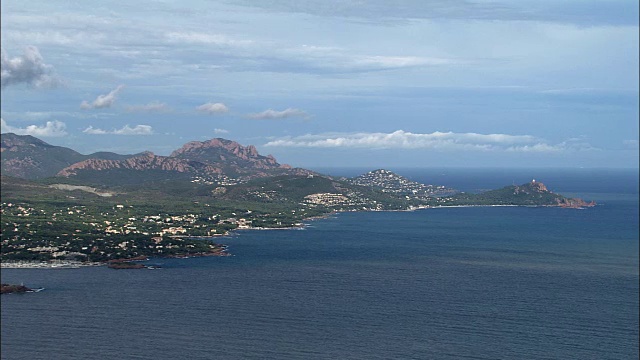 上尉你Dramont——Aerial景Provence-Alpes-Cô调遣d 'Azur,法国视频素材