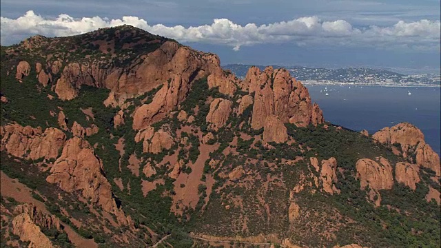 在Pic Du Cap Roux上方的高尔菲De La Napoule -鸟瞰图- Provence-Alpes-Côte d'Azur, Var, Arrondissement De Draguignan, France视频素材