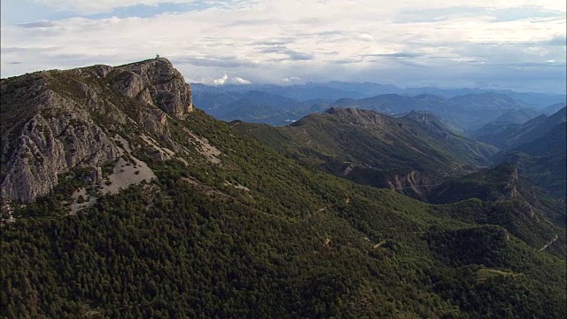 山口thorenc站-鸟瞰图- Provence-Alpes-Côte d'Azur，阿尔卑斯-滨海，格拉斯区，法国视频素材