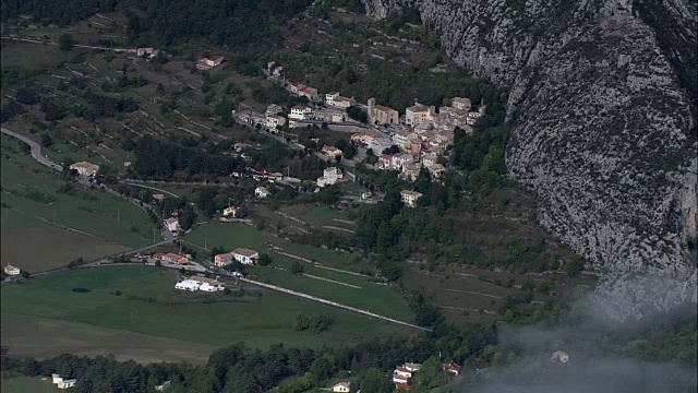 圣奥班和山雾-鸟瞰图- Provence-Alpes-Côte d'Azur，法国视频素材