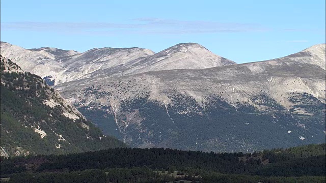 海上阿尔卑斯的高山-鸟瞰图- Provence-Alpes-Côte d'Azur，上普罗旺斯阿尔卑斯，卡斯特兰区，法国视频素材