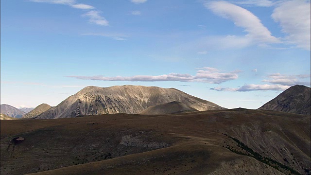 靠近夏诺勒的阿尔卑斯海上-鸟瞰图- Provence-Alpes-Côte d'Azur，上普罗旺斯阿尔卑斯，卡斯特兰区，法国视频素材