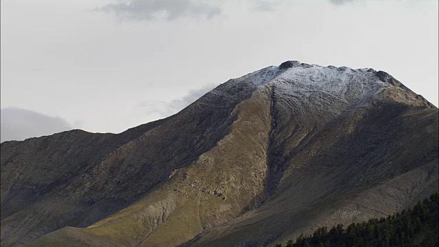 阿尔卑斯雪峰海上-鸟瞰图- Provence-Alpes-Côte d'Azur，阿尔卑斯上普罗旺斯，卡斯泰兰区，法国视频素材