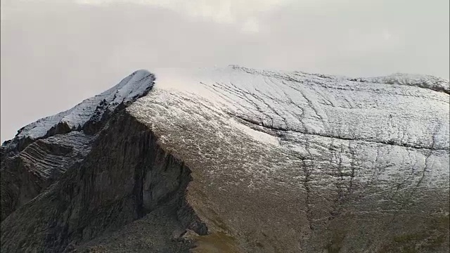 阿尔卑斯雪峰海上-鸟瞰图- Provence-Alpes-Côte d'Azur，阿尔卑斯上普罗旺斯，卡斯泰兰区，法国视频素材