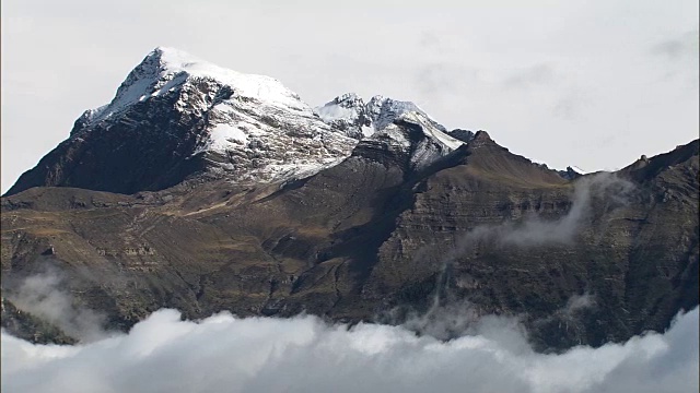 山脉和低云-鸟瞰图- Provence-Alpes-Côte d'Azur，上阿尔卑斯，区Gap，法国视频素材