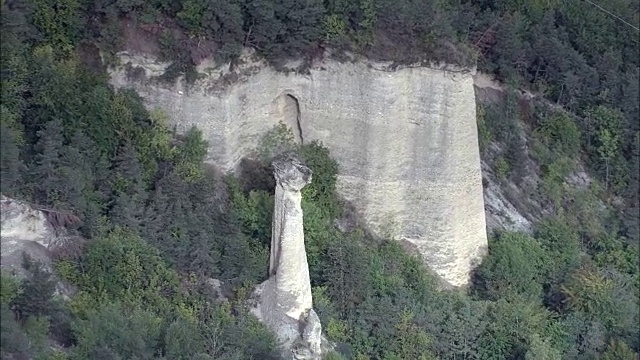 奇特的柱状岩层-鸟瞰图- Rhône-Alpes, Isère，格勒诺布尔区，法国视频素材