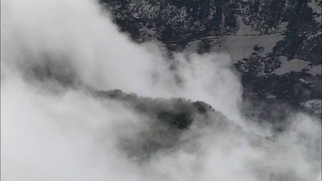 在悬崖上形成的地形云-鸟瞰图- Rhône-Alpes, Isère，格勒诺布尔区，法国视频素材