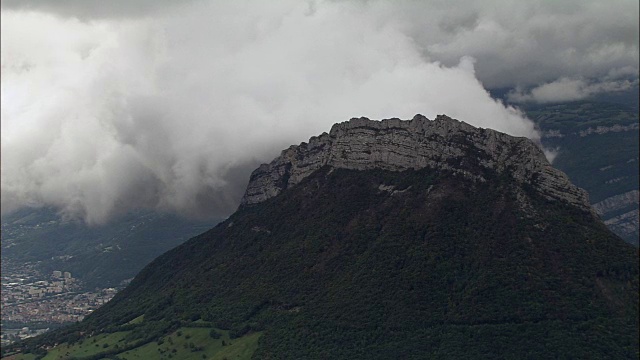 山脉景观-鸟瞰图- Rhône-Alpes, Isère，格勒诺布尔区，法国视频素材