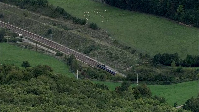 TGV穿越隧道-鸟瞰图- Rhône-Alpes, Isère，法国维也纳区视频素材