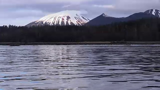 阿拉斯加锡特卡湾的埃奇库姆山(Mount Edgecoumbe)视频素材