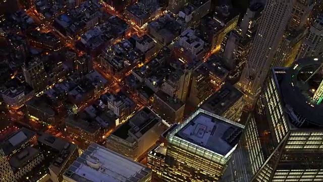 都市天际线的建立镜头。纽约市夜间鸟瞰图视频素材