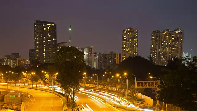 从白天到夜晚:新加坡城市的交通车辆。视频素材