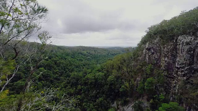 在一个多云的雨天，在拜伦湾地区的腹地，澳大利亚的风景延时视频素材