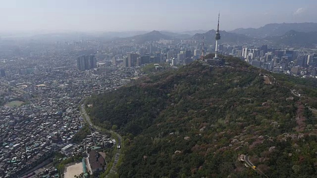 南山的N首尔塔(首尔的地标)鸟瞰图和首尔的城市景观视频素材