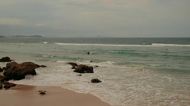 黄金海岸基拉角海滩冲浪者入海的4K视频视频素材