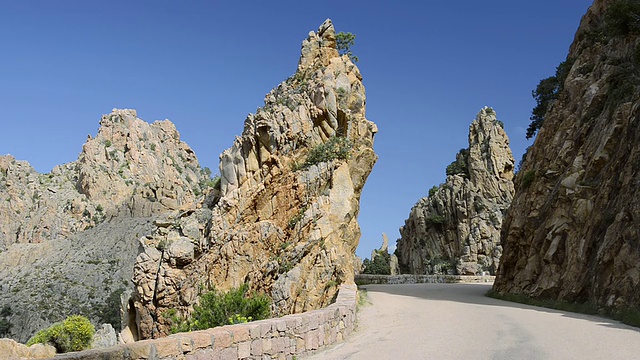 MS Shot of the Road through the Calanche of Piana，联合国教科文组织世界遗产/波尔图湾，科西嘉，法国视频素材