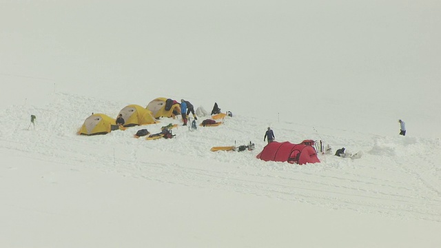 美国阿拉斯加州西扶壁路线10,000英尺处登山者营地的WS AERIAL ZI视图视频素材