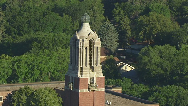 南达科他州立大学/布鲁金斯，美国南达科他，围绕Coughlin Campanile轨道拍摄的MS AERIAL TS视频素材