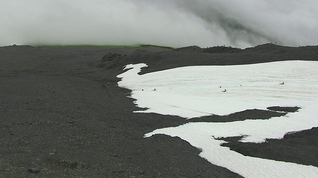 美国阿拉斯加州苏厄德山马拉松赛期间，登山者从雪地上滑下来的鸟瞰图视频素材