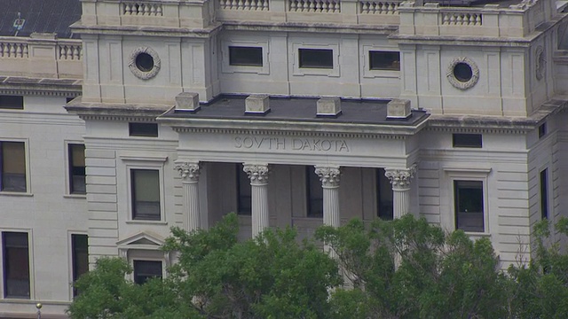 这是南达科他州国会大厦的照片，撤退后展示整个建筑和周围地区/南达科他州皮埃尔视频素材