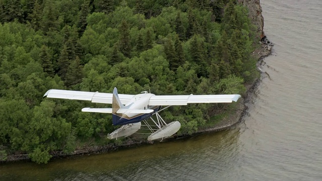 Katmai Air Otter海上飞机飞过布鲁克斯湖/阿拉斯加，美国视频素材