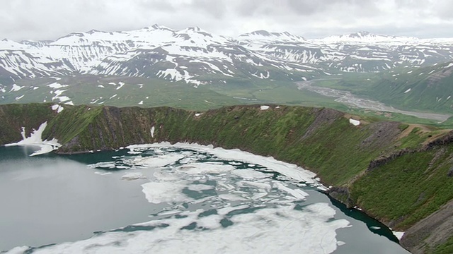 美国阿拉斯加卡特迈国家公园Kaguyak火山口水的MS鸟瞰图视频素材