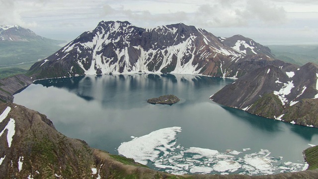 美国阿拉斯加州卡特迈国家公园Kaguyak火山口上空的WS鸟瞰图视频素材